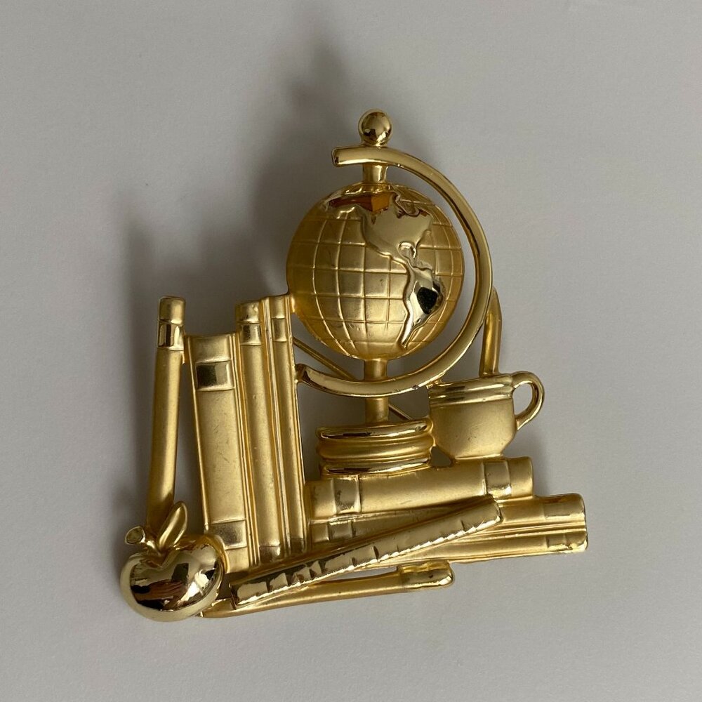Vintage Unsigned AJC American Jewelry Chain Teacher Globe Brooch Pin Gold Tone